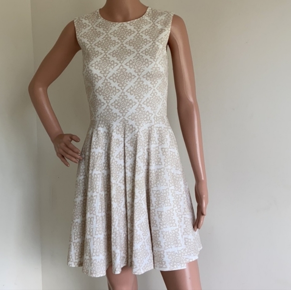 STUNNING DIANE VON FURSTENBERG FIT AND FLARE DRESS - Picture 14 of 14